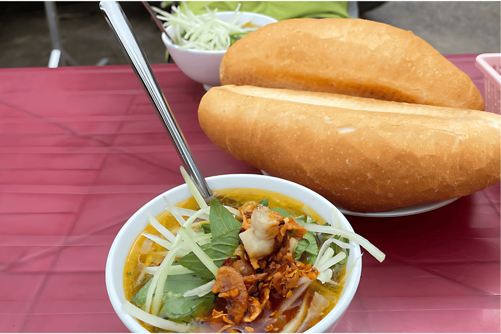 B&aacute;nh m&igrave; x&iacute;u mại Sương lu&ocirc;n nằm trong danh s&aacute;ch những qu&aacute;n ăn ngon ở Đ&agrave; Lạt (Nguồn: Thanh T&uacute; Nguyễn - Google Map)